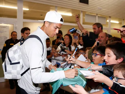 Hành quân đến Alaves, Ronaldo tích cực ký tặng NHM
