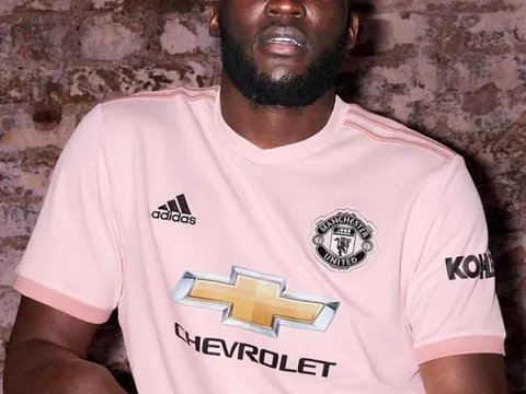 Rashford ôm đầu hoảng hốt khi đồng đội ném vỡ ống kính của phóng viên