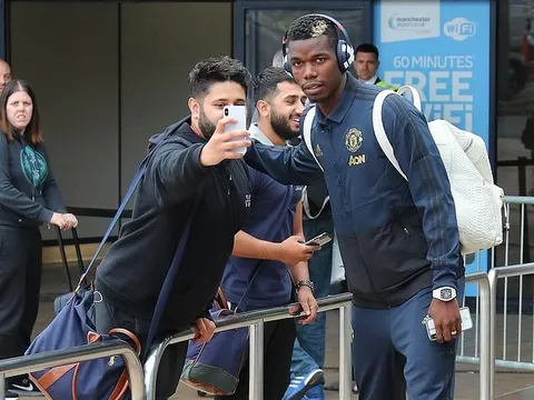 Rực sáng trước Young Boys, Pogba 'quẩy' tưng bừng trên xe bus