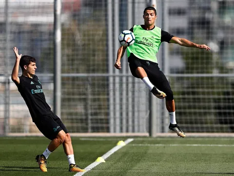 Ronaldo sung sức; Bale vẫn tập riêng