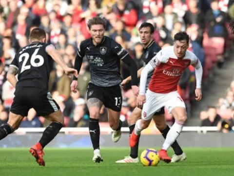 5 điểm nhấn Arsenal 3-1 Burnley: Ozil khiến NHM tròn mắt, Emery xử lí khủng hoảng đẳng cấp