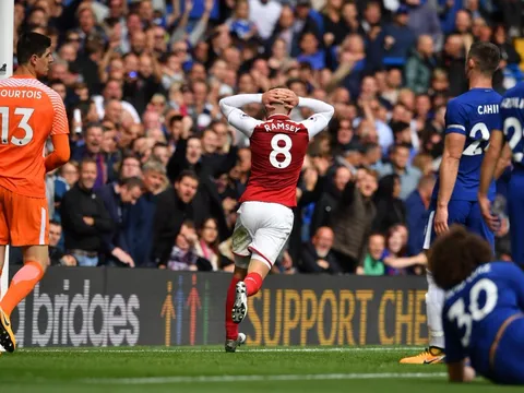 5 điểm nhấn Chelsea 0-0 Arsenal: Ramsey xuất sắc, dớp "thẻ đỏ" của Chelsea