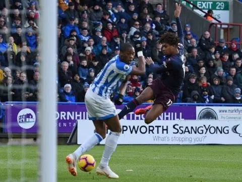 5 điểm nhấn Huddersfield 1-2 Arsenal: Trò cưng Emery lên tiếng; Điểm tựa trên vai "Người khổng lồ"