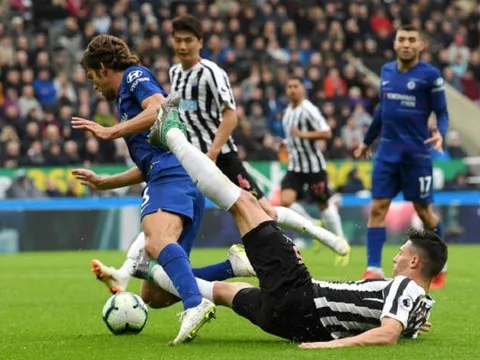 5 điểm nhấn Newcastle 1-2 Chelsea: Alonso bất khả xâm phạm, Sarri gây hấn với FA