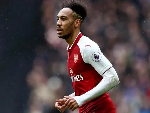 Này Unai Emery, ông đang "giết chết" Aubameyang đấy!