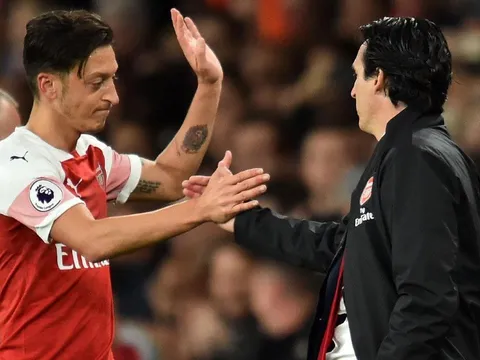 Vụ Mesut Ozil, huyền thoại Liverpool lên tiếng "bênh" Emery