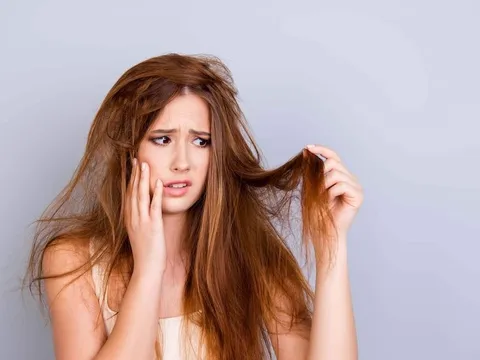 5 thói quen mùa hè khiến tóc khô xơ, rụng nhiều và ngả màu dù không nhuộm