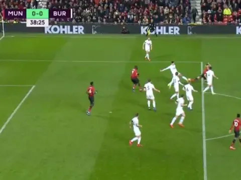 Đây! 2 tình huống đáng chú ý nhất hiệp 1 trận Man Utd - Burnley