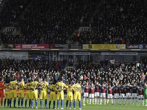 Hành động đẹp của Chelsea và Burnley với Leicester City