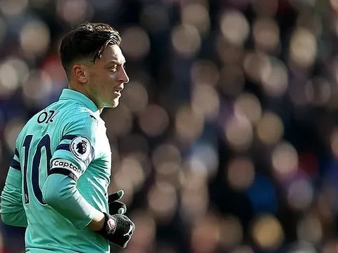 Emery chính thức lên tiếng về hành vi khó coi của Ozil