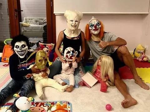 Ronaldo và gia đình hóa trang cực dị đón Halloween