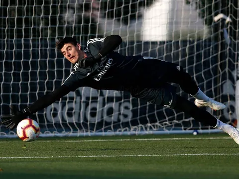 Tích cực 'bay lượn', Courtois sẵn sàng soán ngôi của Keylor Navas