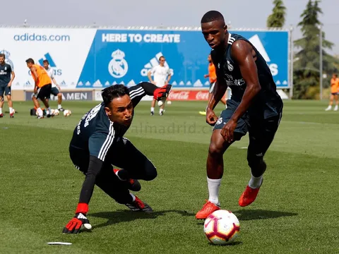 Keylor Navas thăng hoa, Courtois khó có suất bắt chính