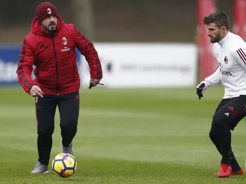 Gattuso xỏ giày vào sân "chỉ dạy" cho các học trò
