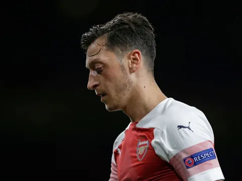 'Arsenal nên tiết kiệm 700.000 bảng/tuần thay vì cố giữ Ozil, Ramsey'