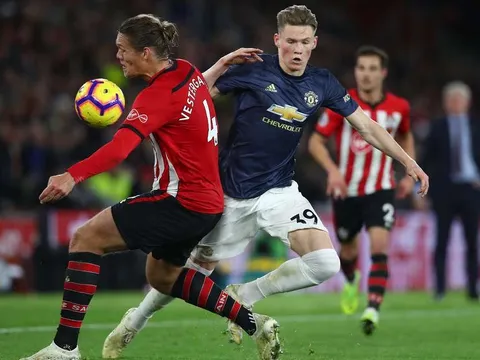 Mourinho đổi phong cách, bất ngờ gửi "lời có cánh" tới 5 cái tên