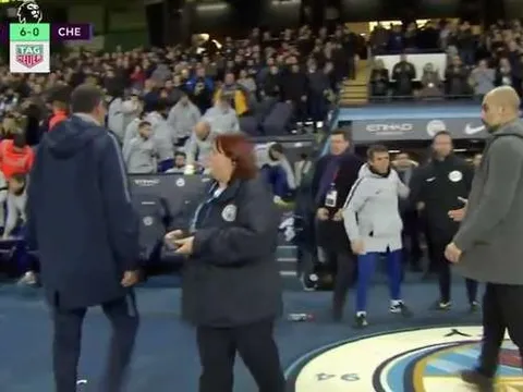 SỐC: Sarri hành xử khó tin với Guardiola sau trận thua muối mặt