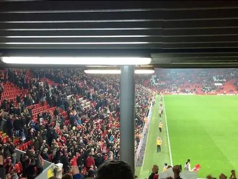 Phản ứng đặc biệt của sân Anfield khi Man City thua Leicester