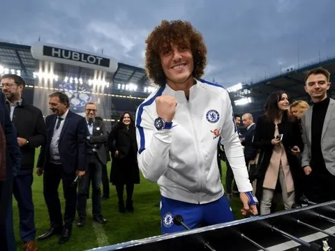 David Luiz hả hê khi thắng trận trên bàn bi lắc