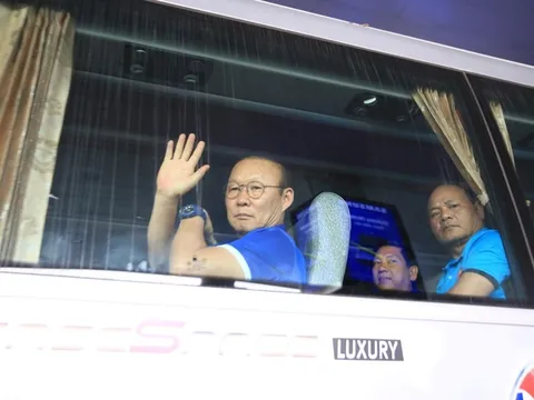 Người hâm mộ phủ kín Nội Bài đón ĐT Việt Nam trở về