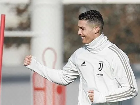 Ronaldo làm gì khi không tham dự gala Ballon d'Or?