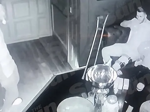 NÓNG! Arsenal đưa ra tuyên bố với các cầu thủ hít "bóng cười"