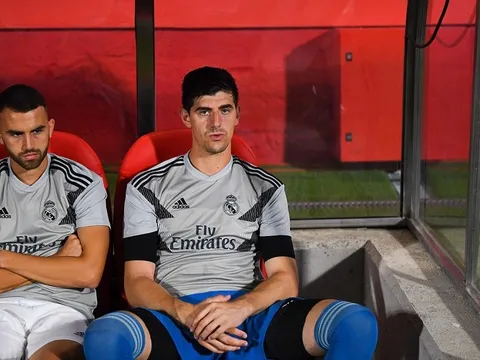 Bộ mặt 'giận hờn' của Thibaut Courtois khi phải tiếp tục ngồi dự bị
