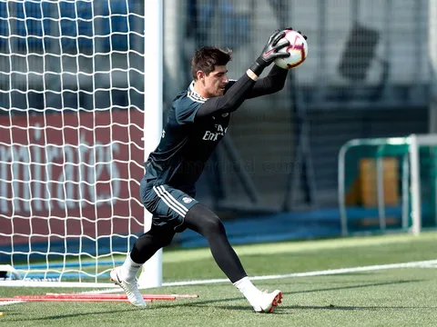 Cuộc chiến giữa Courtois và Navas khiến không khí ở Madrid trở nên sôi động