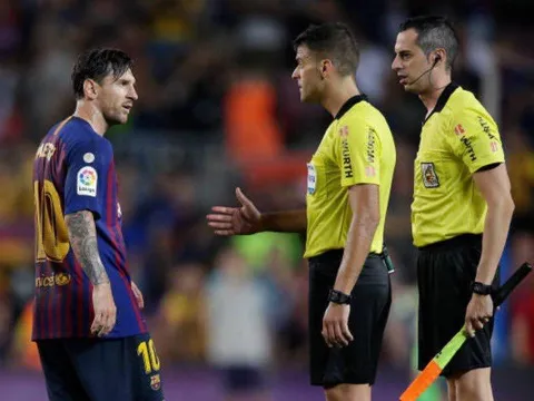 Messi từ chối bắt tay trọng tài; HLV Barca mỉa mai BLĐ La Liga