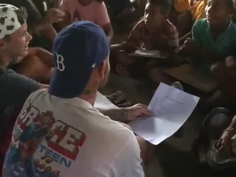 Cách Beckham dạy con ở Indonesia khiến NHM thán phục