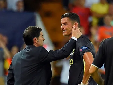 Cristiano Ronaldo khóc như một đứa trẻ, HLV 2 đội phải dỗ dành