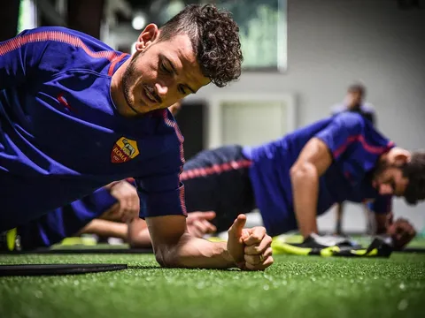Làm khách trước đội bét bảng, AS Roma vẫn không lơ là tập luyện