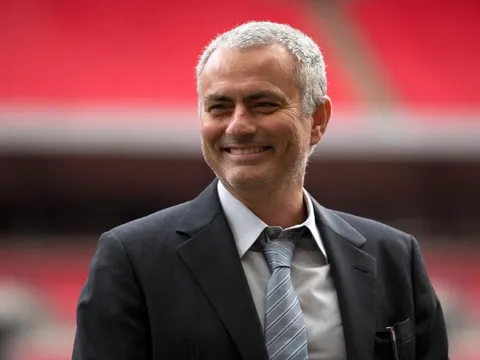 Mourinho bới móc đồng nghiệp: Xin lỗi, tôi chỉ là 'tờ giấy nhám'