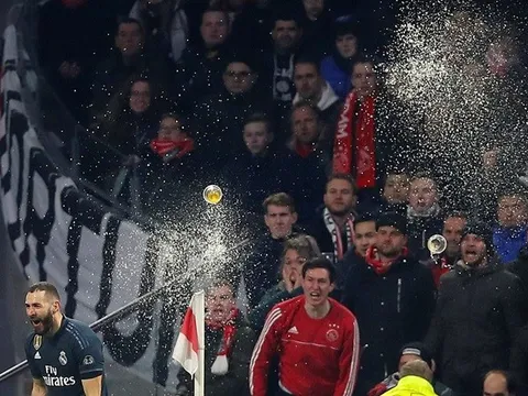 Benzema được CĐV Ajax "tưởng thưởng" đặc biệt sau bàn thắng mở điểm