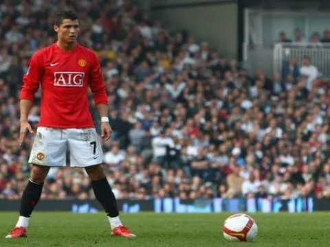 11 nghệ sĩ trên chấm đá phạt ở Premier League: Ronaldo không phải số 1