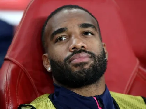 Aubameyang ghi bàn, Lacazette buồn thấy rõ