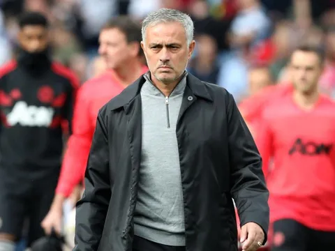 Đây, điều Mourinho làm trong giờ nghỉ giúp M.U chơi quật khởi trước Chelsea