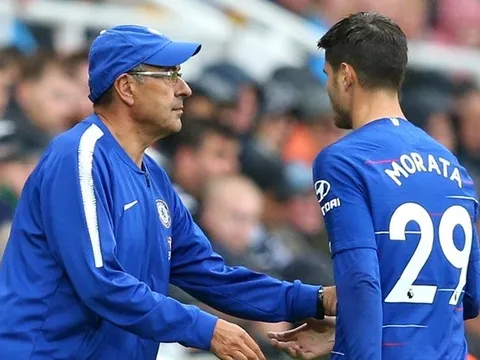 "Sarri nên đạp thẳng vào ống chân Morata"