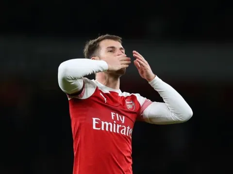 Aaron Ramsey sắp rời Arsenal, HLV Emery cầu xin 1 điều