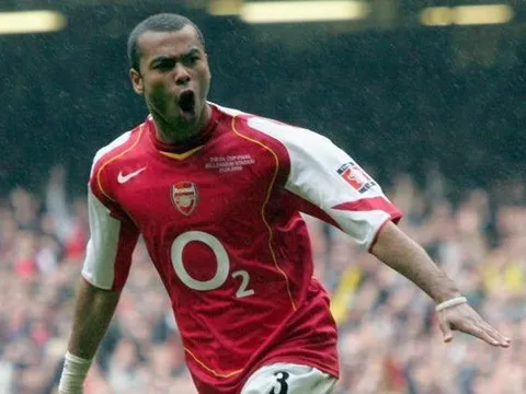 Ashley Cole thừa nhận 'ngây thơ và ngu xuẩn' khi rời Arsenal