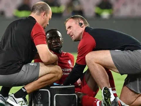 Liverpool đón tin dữ, Naby Keita gục xuống sân sau 15 phút