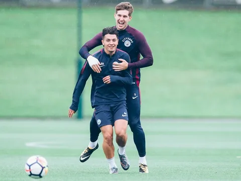 Aguero trở lại, dàn sao Man City tập luyện trong tiếng cười