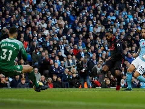 Alexandre Lacazette không đáng bị ngồi dự bị