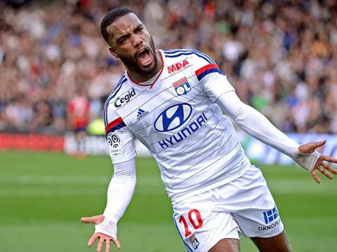 Alexandre Lacazette từng nguy hiểm thế nào trong màu áo Lyon?