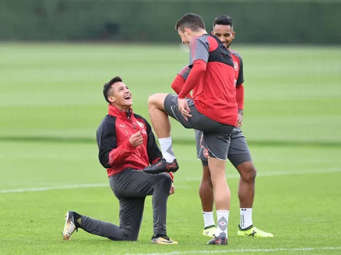 Alexis Sanchez  'cười thả ga' trên sân tập