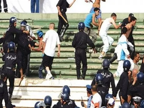 Algeria: Cổ động viên tấn công cầu thủ, hơn 80 người bị thương
