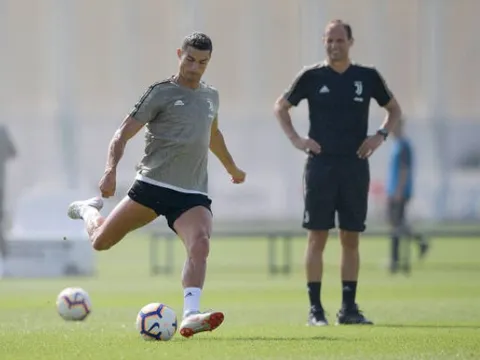 Allegri lặng lẽ mỉm cười ngắm Ronaldo tập luyện