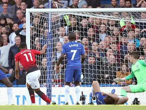 Alonso đã chấn thương trong pha ghi bàn của Martial?
