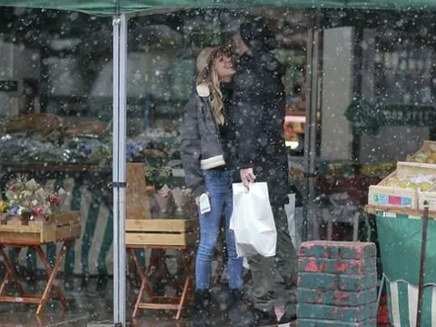 Alvaro Morata đầy lãng mạn với cô vợ xinh đẹp giữa trời tuyết