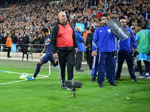 Ăn thẻ đỏ, Neymar còn dính cả "vật thể lạ" từ CĐV Marseille
